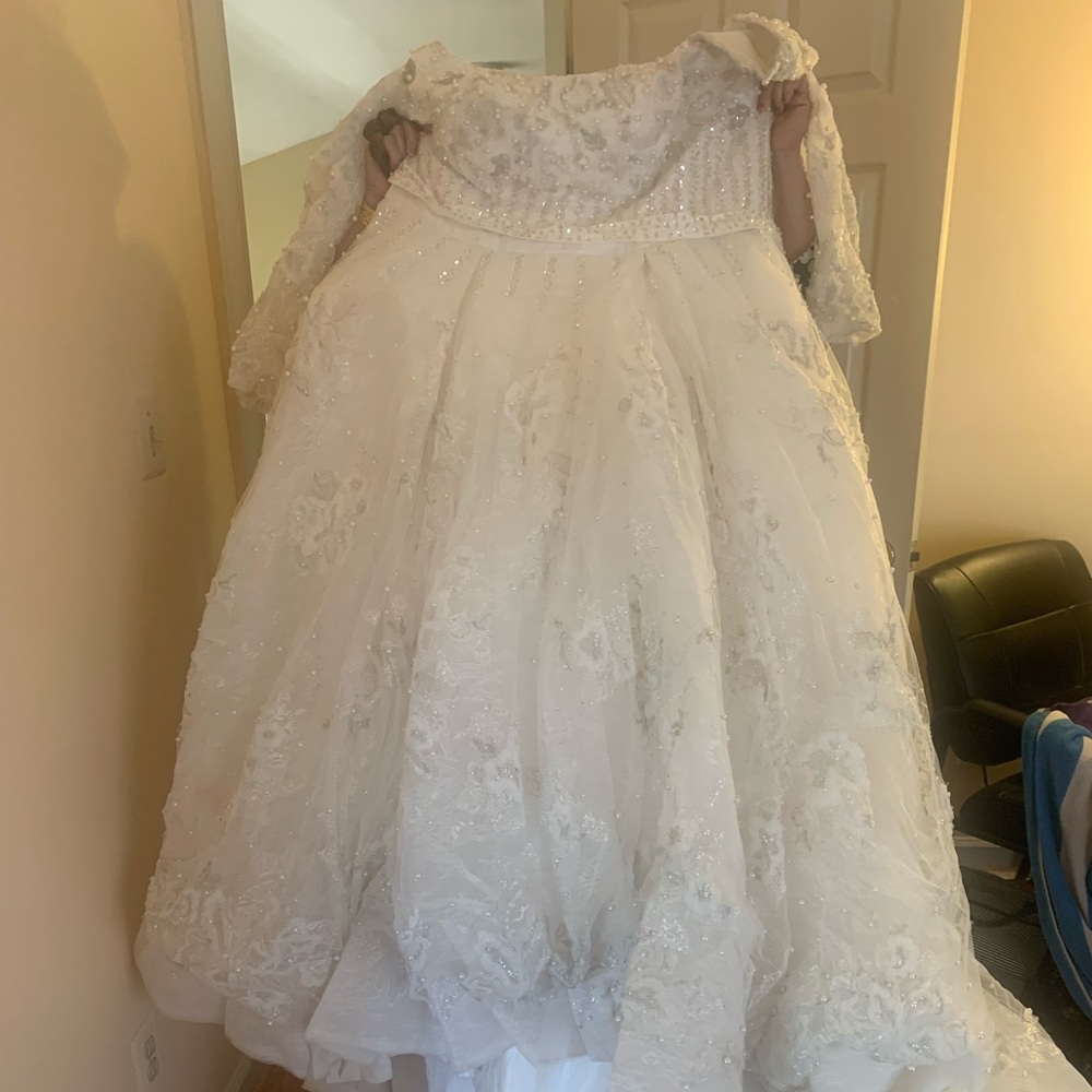 Beautiful plus size wedding dress with a long train 👰‍♀️🥰😍